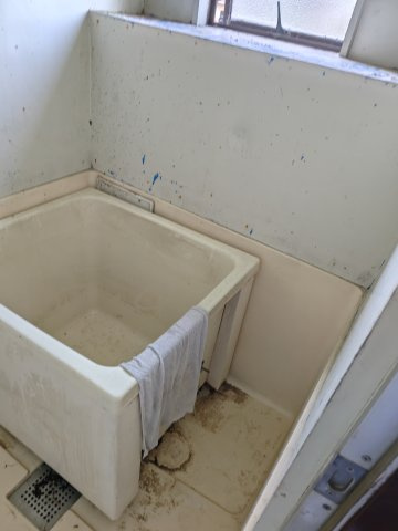 小窓が配置された置き型浴槽タイプの浴室