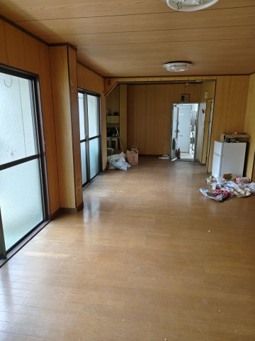 掃き出し窓に面した日当たりの良い洋室スペース