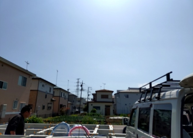 バルコニーは、室外の専用スペースのうち、「屋根がなく開放された空間」であるものを指します。ベランダより広いタイプのものが多く、日当たりもよいため家庭菜園などを楽しみたい人にとって適した環境となります。