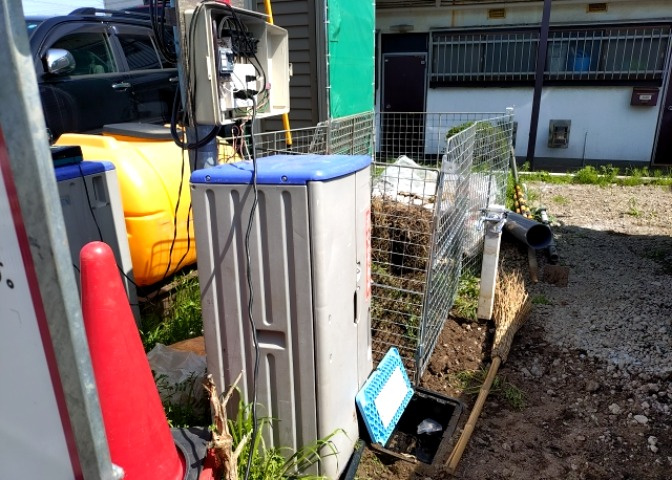 敷地内には、散水栓や立水栓があります。水道水を直接利用できるため、水を運ぶ手間を省くことが出来ます。大量の水を必要とする洗車作業や清掃などに役立ちます。その他設備とあわせて、現地でご確認ください。