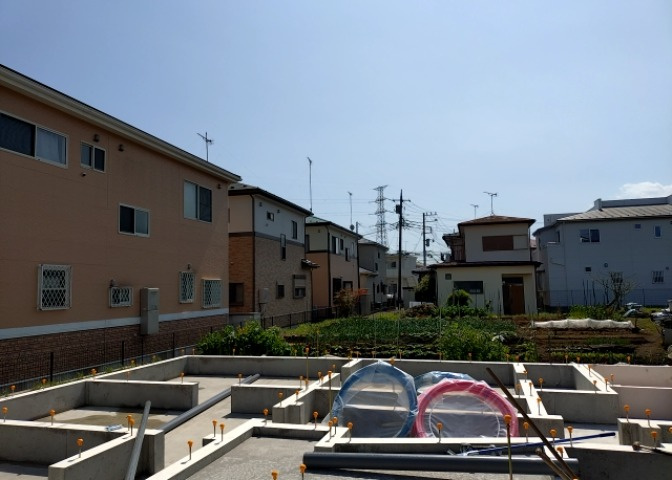 木造住宅とは土台、壁、柱など建築物の強度を支える構造体の材に木が使用されている構造を指します。構造体は建物の自重を支えるだけではなく風圧や水圧、積裁荷重などあらゆる衝撃に耐えるための基礎です。