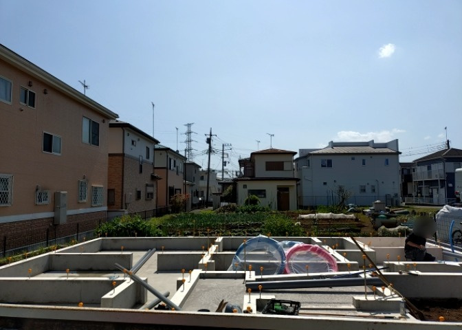 現地に行くなら、物件の周囲の地形がどうなっているかを見ることも大切です。周辺より低くなっている土地では、大雨などで水が集まりやすいため、地盤が弱くなっているということも考えられるため、注意が必要です。
