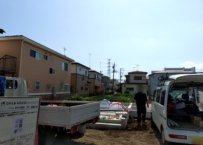 道幅が狭い場所は比較的土地の値段が低いことが多く、また交通量が少ないため騒音が少なく静かな環境で過ごせます。また、小さいお子様がいるご家庭も安心です。一方で車の駐車が難しいというデメリットもあります。