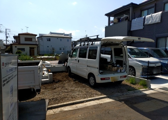 道幅が広い場所は日当たりや風通が良好です。幅が広いのですれ違いも可能ですし大きな車でも駐車可能！一方で、大型車が通ることも多くなるため交通量の増加により騒音に繋がります。また土地の値段が高くなります。
