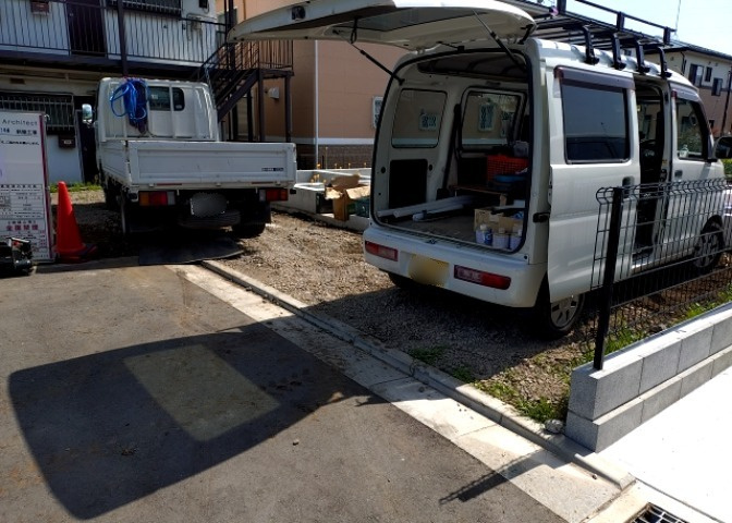車一台あたりに必要なスペースは、標準サイズの普通自動車で横幅2m50cm、長さ5mは必要になります。ただし、乗降のことも考慮して横幅3m30cm、長さ5m50cmほどは確保できるところを選びましょう。