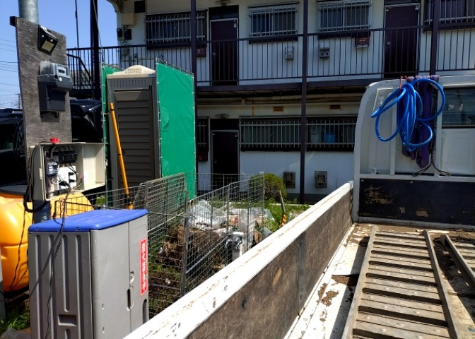 庭のある家に住むことのメリットとして、子どもたちの遊び場を確保できること、ガーデニングや家庭菜園を楽しめること、明るさを確保できることがあります。また、配置を工夫することでプライバシーが確保できます。