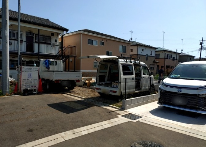 お持ちの車種によっては前面道路が広い方が便利でしょう。しかし、前面道路が広ければその分交通量が多くなるため、騒音などが気になる場合があります。実際に現地を見学し、周辺交通量や騒音などを確認しましょう！