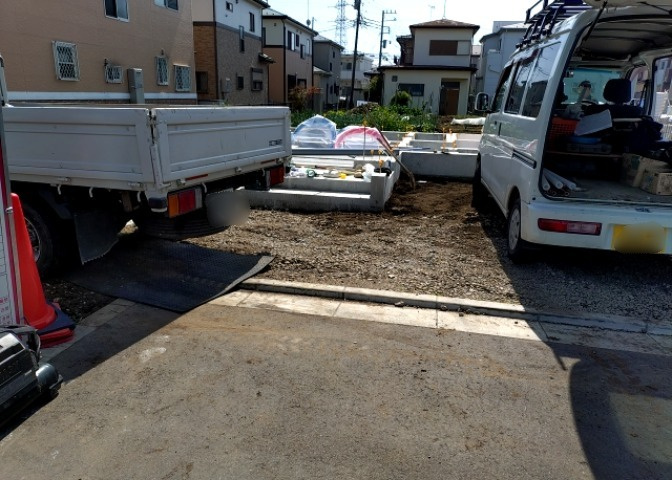 駐車場と明記されていても、最小スペースでつくられた駐車場だと大型車は駐車できなかったり、出入りしにくくなったりする可能性があります。お車のサイズと購入したい物件の駐車場のサイズを現地で確認しましょう。