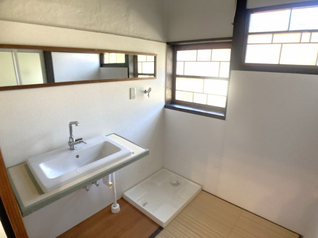 小物を置くことができる便利な独立洗面所♪