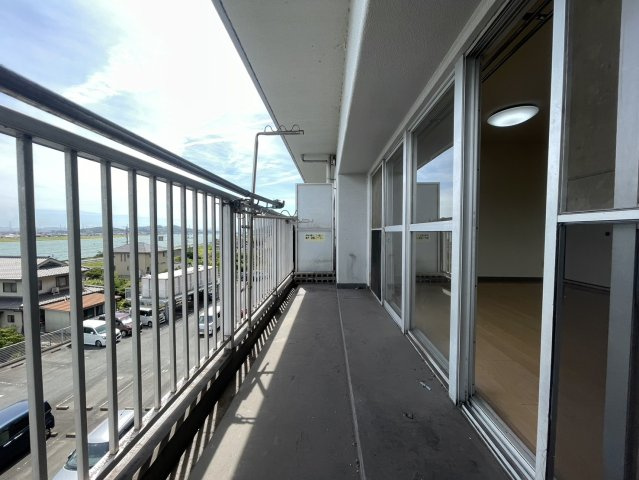 バルコニーは奥行きと横幅があり、洗濯物を干すスペースとして日常的に活用できます。前面が大きく開けているため圧迫感が少なく、芦田川沿いならではの開放感を感じられるのが大きな魅力となっております。