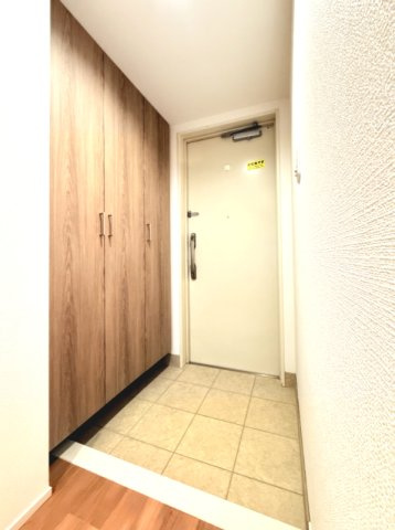 【玄関】　シューズボックスは大容量のハイタイプなので、整理整頓してすっきりとした空間を保つことができそうです。