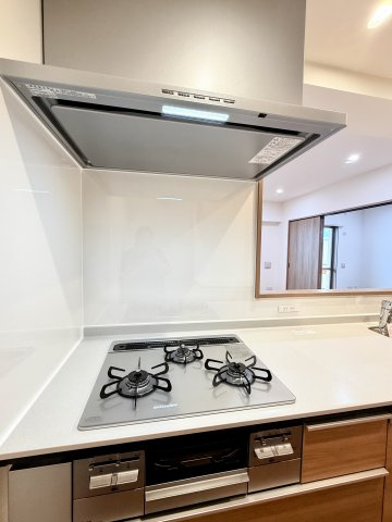 【3口ガスコンロ】　3口コンロ、グリル付きでお料理のレパートリーも増えそうです。