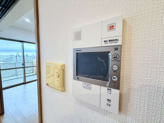 【ＴＶモニター付インターホン】　訪問者の顔を見ることができるので、安心してドアを開けられます。