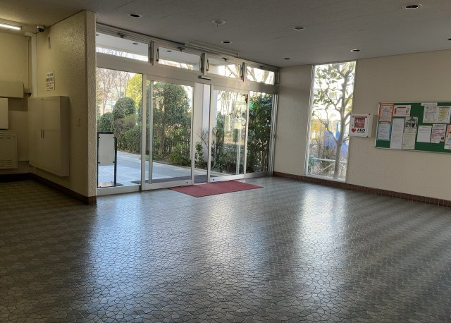 ラウンジは、マンションの共用スペースに椅子やテーブルなどを配置した利用者が寛げる空間です。屋内型ラウンジと屋外型ラウンジがあります。共用部分の管理状況と合わせて、詳細については現地でご確認ください。