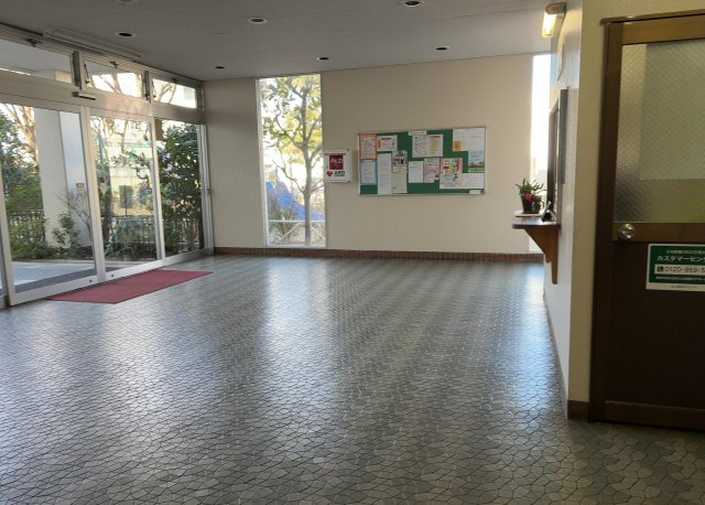 ロビーというと、エントランスと何がちがうの？と思いますよね。実はロビーとエントランスには明確な決まりはありません。物件によっては、エントランスを入って広がるある程度の広さのある空間がロビーとなります。