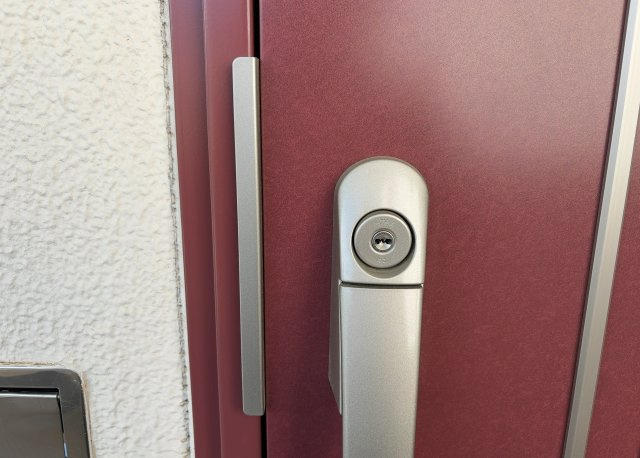 室内の防犯設備もチェックしましょう！モニター付きインターホンが設置されているか、防犯シャッターが設備されているか、ベランダに人が上がってきにくい高さかなどチェックしておくと入居後も安心できるでしょう。