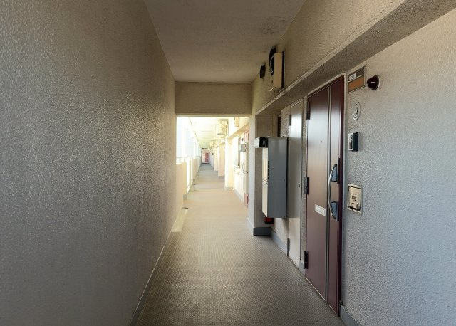 共用部分は、一棟の建物に住む区分所有者全員が共同で所有するとし、共用部分の管理、補修などは、区分所有者で形成される管理組合が行います。個人の判断で勝手に変更することはできませんので覚えておきましょう。