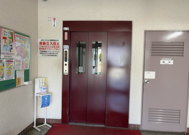 共有部分は、住民なら誰もが使える設備のこと。例えば駐車場やエレベーター、インターネット設備、セキュリティ設備などがあります。他にも、マンションの廊下・外部階段やエントランス・ゴミ置き場などがあります。