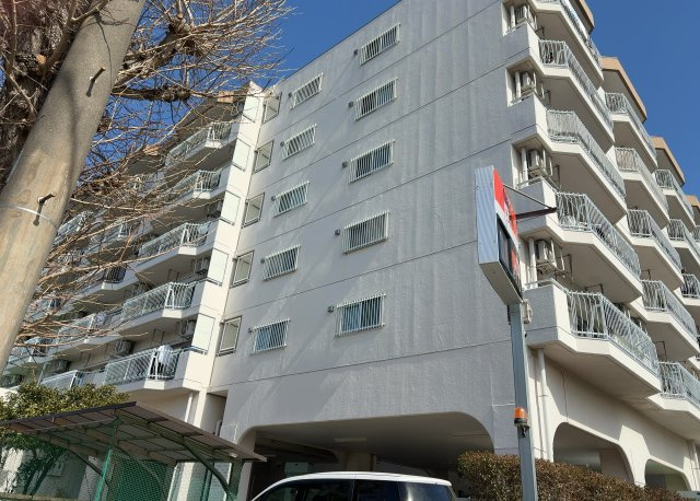 ＲＣ造、Reinforced　Concreteは直訳すると補強されたコンクリートです。主に柱や梁・床・壁が鉄筋とコンクリートで構成おり、鉄筋を組んだ型枠にコンクリートを流し込んで固めたものを指します。