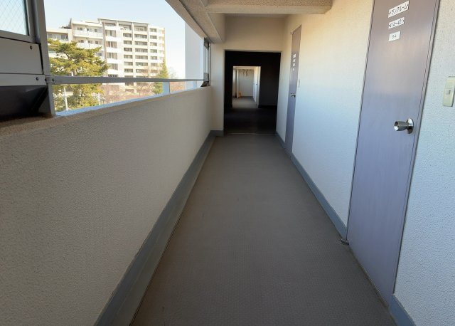 共有部分は、住民なら誰もが使える設備のこと。例えば駐車場やエレベーター、インターネット設備、セキュリティ設備などがあります。他にも、マンションの廊下・外部階段やエントランス・ゴミ置き場などがあります。