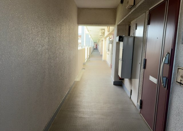 共用部分は、一棟の建物に住む区分所有者全員が共同で所有するとし、共用部分の管理、補修などは、区分所有者で形成される管理組合が行います。個人の判断で勝手に変更することはできませんので覚えておきましょう。