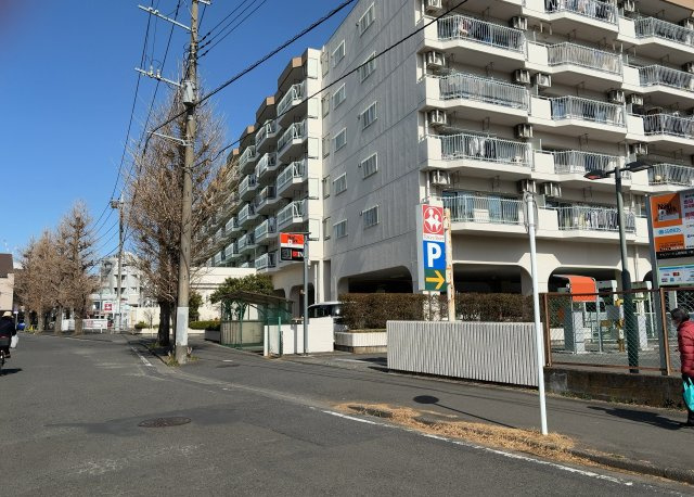 外観はマンション管理がされているかの目安になります。築年数が古いと、壁面は劣化してひび割れが生じることも！建物が古びていても細かいところが修繕されていると、きちんと管理されているなぁと感じるでしょう。