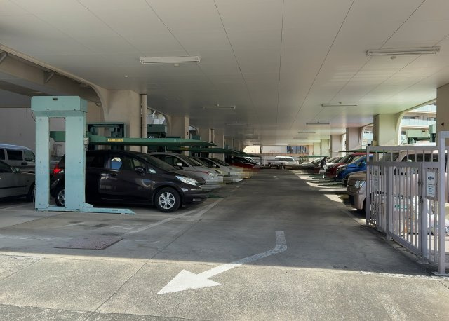 駐車場と明記されていても、最小スペースでつくられた駐車場だと大型車は駐車できなかったり、出入りしにくくなったりする可能性があります。お車のサイズと購入したい物件の駐車場のサイズを現地で確認しましょう。
