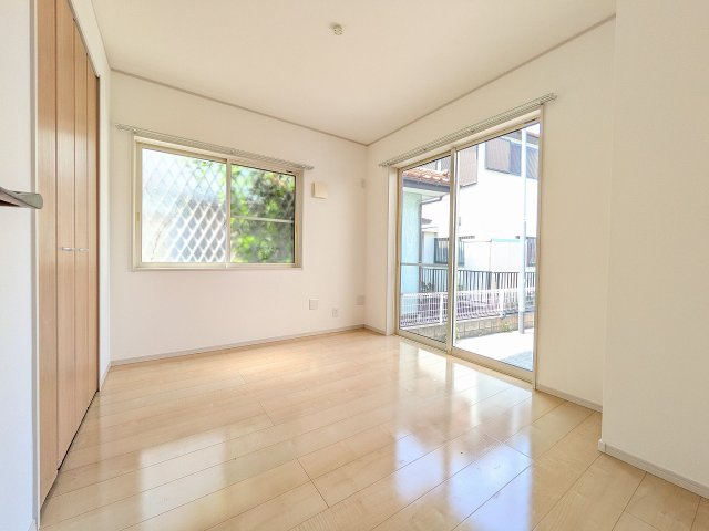 ～1階5.1帖の洋室　2面採光で明るく風通しの良いお部屋です～