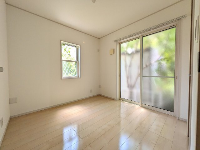 ～1階洋室　2面採光で明るく風通しの良いお部屋です～