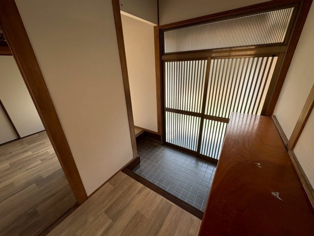 採光のある玄関で、日中は自然光が入り明るい空間になっております。。段差もゆったりしており、出入りがしやすい設計になっております。。収納付きでスッキリとした玄関を保てる点も魅力になります。　