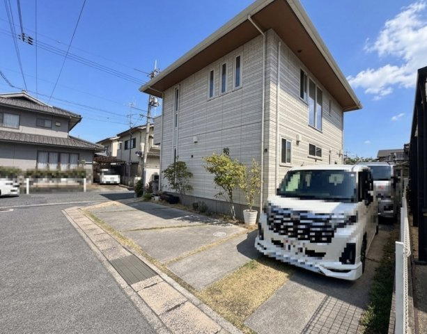 ゆとりある前面スペースが確保されており、駐車もしやすい設計。複数台駐車にも対応可能で来客時にも安心。角地ならではの開放感があり、周囲の建物との距離も取られているため、日当たり・風通しともに良好な住環境