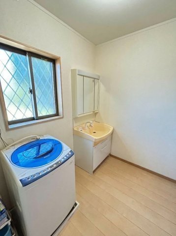 脱衣洗面所。窓があり換気も明るさも◎。気持ちの良い朝を後押してくれます。