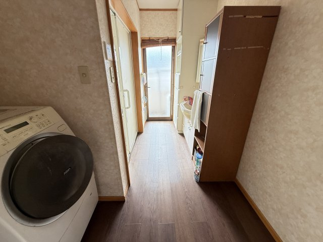 洗面室と浴室が直結した使い勝手の良い家事動線が魅力の空間です。奥にはベランダがあり、換気や外干しへのアクセスもスムーズです。収納棚を設置すれば、タオルや洗剤などの整理もできます。家事が快適になります。