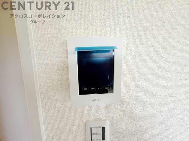 訪問者が来たときにテレビ画面で確認できるため、安心してドアを開けられます。録画機能があるものもあり、留守中に来訪者を記録しておくことができます。利便性が高く、セキュリティ面でも安心です。