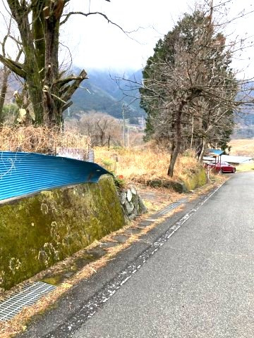 舗装道路に面し、国道122号線へのアクセスも良好な立地