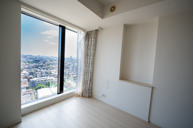 大きな窓いっぱいに広がる美しい景観！室内からも開放的なロケーションを毎日の日常として楽しめます♪