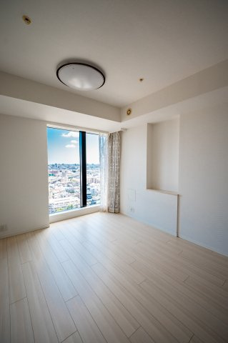 窓の外に広い空が届く開放感あふれるリビング！角のスペースも活かしてすっきりと配置できます♪