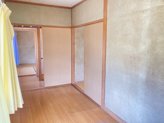 フローリング仕様の2階5帖洋室。窓から自然光を取り込める明るい空間でコンパクトながら個室として使いやすい広さです。お子様のお部屋や書斎、趣味のスペースなど、ライフスタイルに合わせて多目的に活用できます