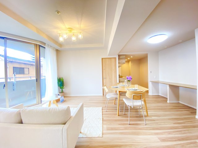 リノベ済み物件で、出窓もあり開放的なリビングになっております♪