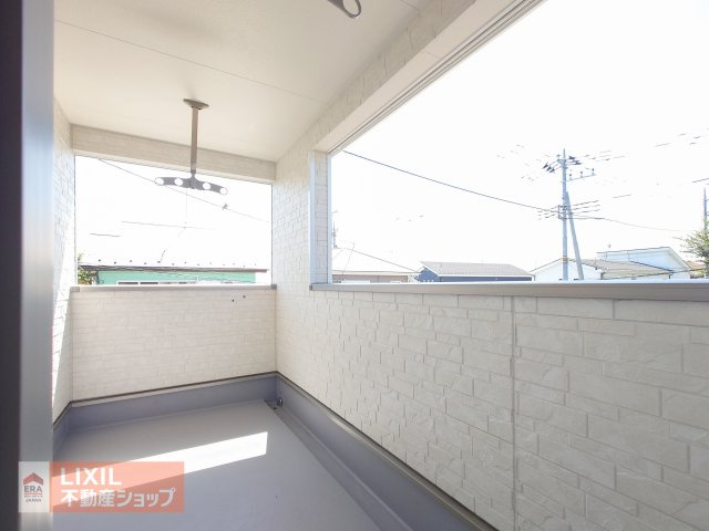 【バルコニー】現地完成写真。広々バルコニーでお布団や洗濯物がたくさん干せます♪
