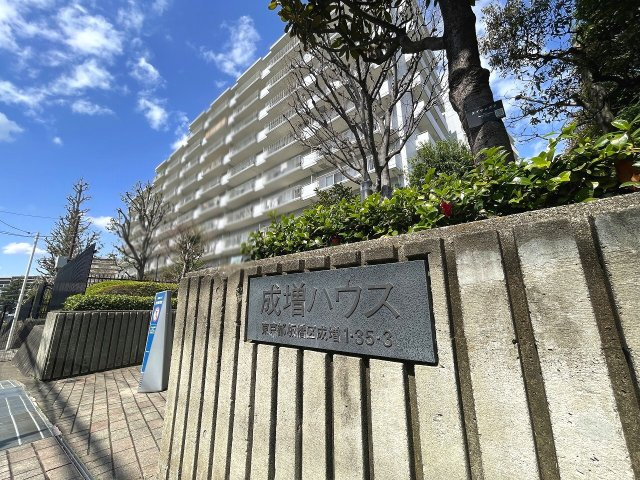 駅からの道のりに生活施設が充実