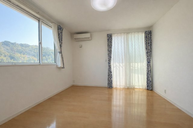 7.7帖ゆとりある広さを誇る洋室は主寝室に最適な空間。大きな窓から外の景色を望め開放感を感じられます。ベッドを置いても余裕がありサイドテーブルやドレッサーの配置も可能。落ち着いた雰囲気で疲れを癒せます