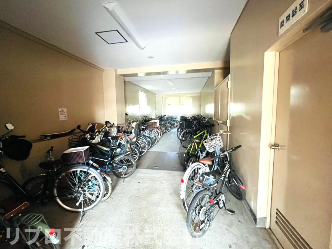 屋内、外に駐輪場あります