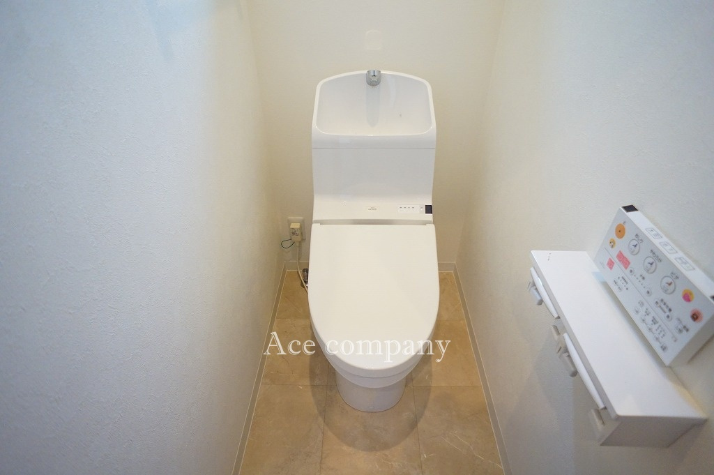 トイレは1階と2階の各階に完備♪こちらは1階のシャワートイレです☆