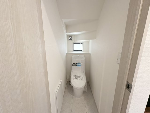 トイレは1階・2階にそれぞれ設置で便利です。温水洗浄機能付。