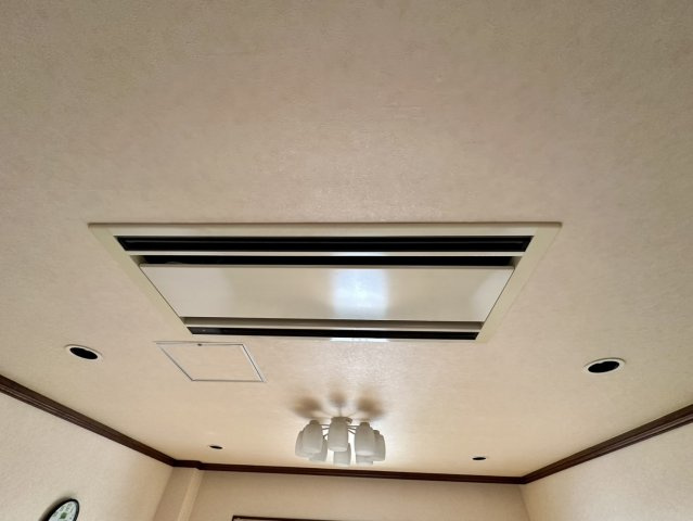2階リビングには天井埋込型の空調設備を採用しており、室内をすっきりとした印象に保ちながら快適な環境を保ちます。床面積の広いLDK全体へ効率よく空気を循環させ、ご家族や来客が集まる空間でも快適です。