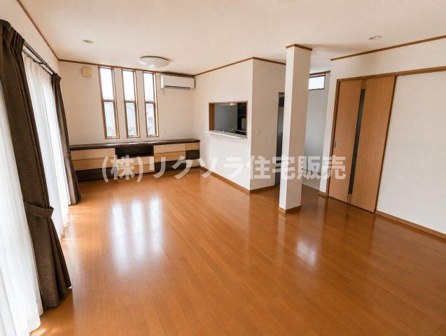 AIにて残置物を消して掲載しております。　居住中につき家具・残置物等ございます。