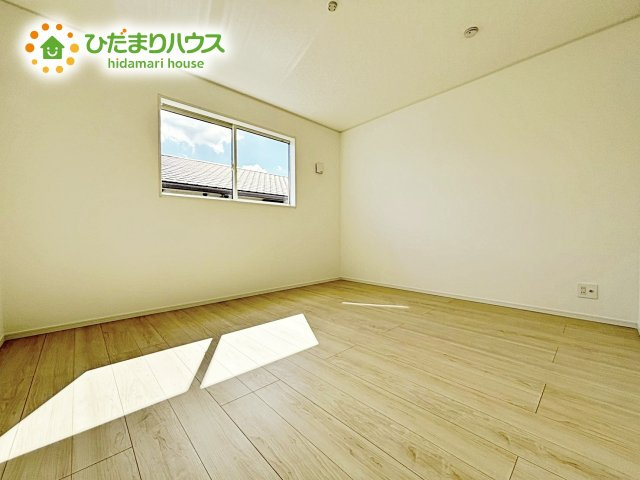 柔らかい陽光が差し込む明るいお部屋を演出する設計。彩光の取れる窓が気持ちの良いお部屋を創り上げます。