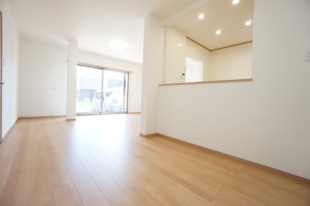 リビングは人気の対面キッチン採用しています♪建具、フローリング、クロス貼替済み♪