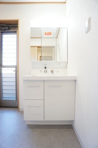 洗面化粧台交換済みです！シャワータイプです♪洗面室に勝手口有り♪